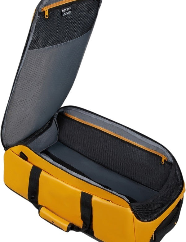 Borsone Ecodiver Samsonite giallo aperto che mostra l'ampio scomparto interno, le tasche e la fodera in materiale riciclato.