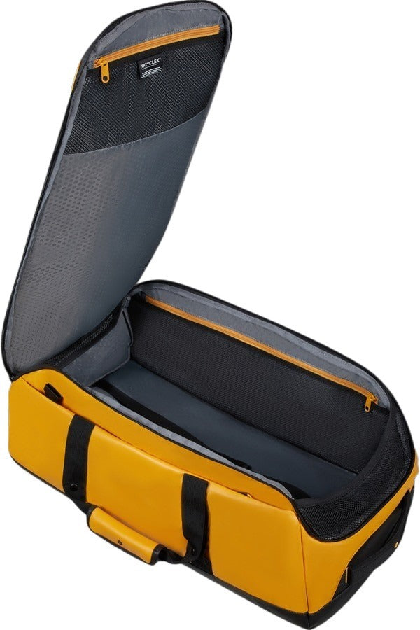 Borsone Ecodiver Samsonite giallo aperto che mostra l'ampio scomparto interno, le tasche e la fodera in materiale riciclato.