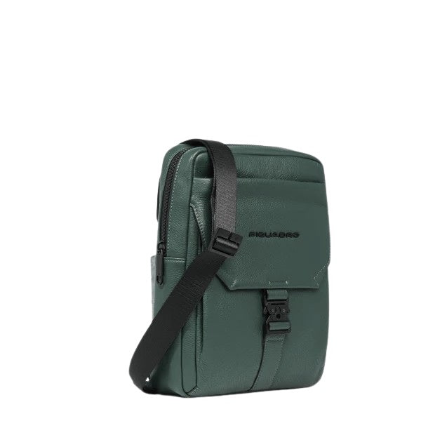 Piquadro men's iPad® shoulder bag in black leather with adjustable strap, designed for carrying tablets and accessories.