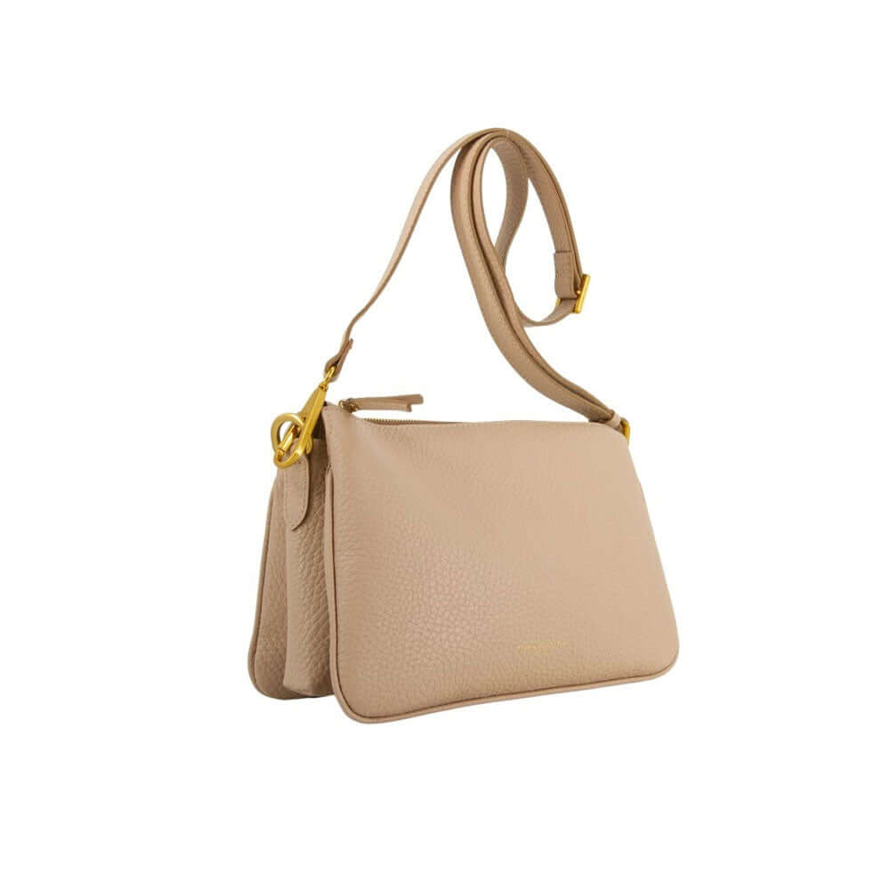 Borsa a tracolla Gianni Chiarini modello Brooke in pelle beige, vista laterale con ganci dorati e tracolla regolabile su sfondo bianco.