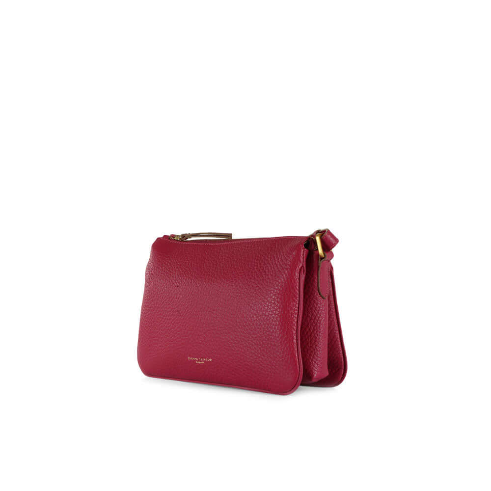 Vista laterale della Borsa Brooke Gianni Chiarini in pelle martellata color fucsia con dettagli e zip in metallo dorato.