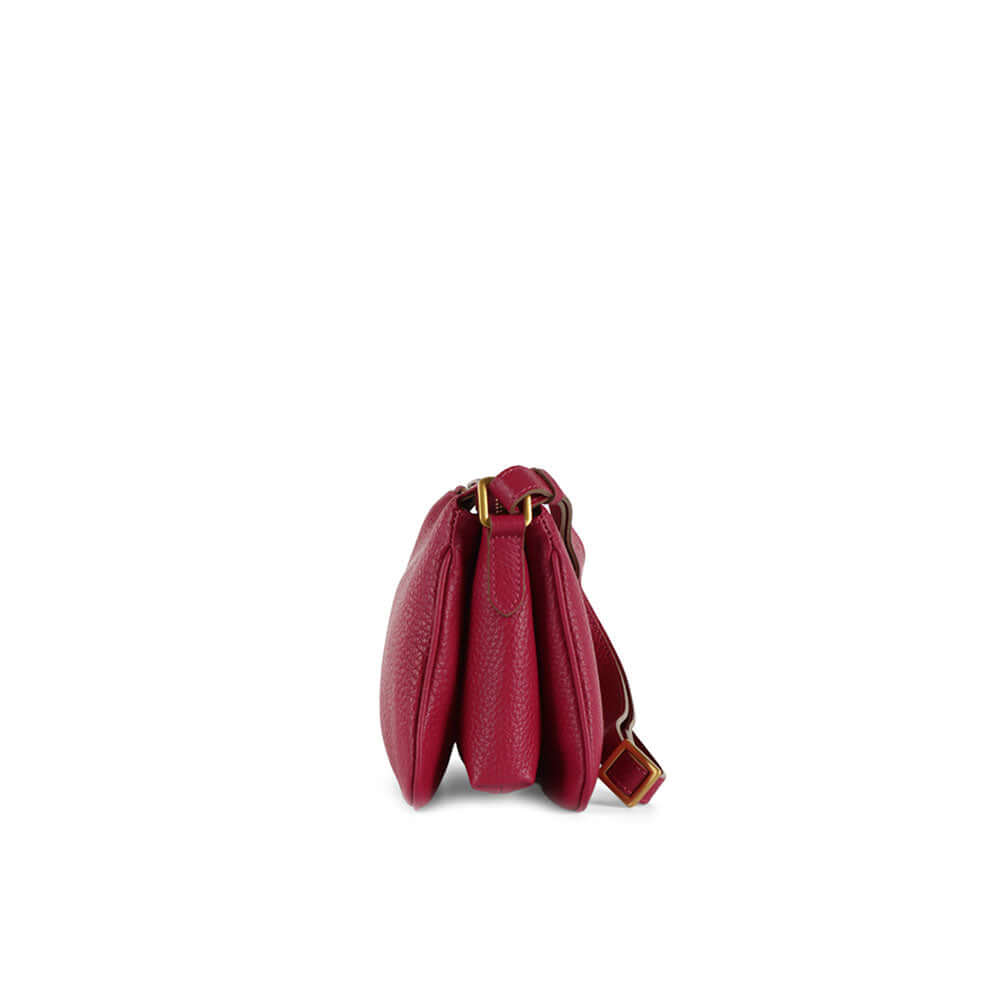 Borsa Brooke Gianni Chiarini in pelle rossa vista dall'alto che mostra la struttura a tre scomparti e la tracolla regolabile.