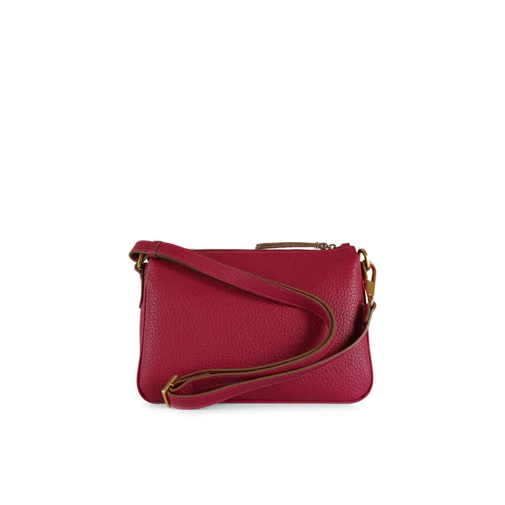 Vista laterale della Borsa Brooke Gianni Chiarini in pelle fucsia con tracolla regolabile e chiusura con zip.