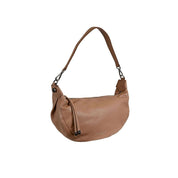 Borsa a spalla Gianni Chiarini modello Aisha in pelle martellata color cuoio, vista di tre quarti su sfondo bianco.