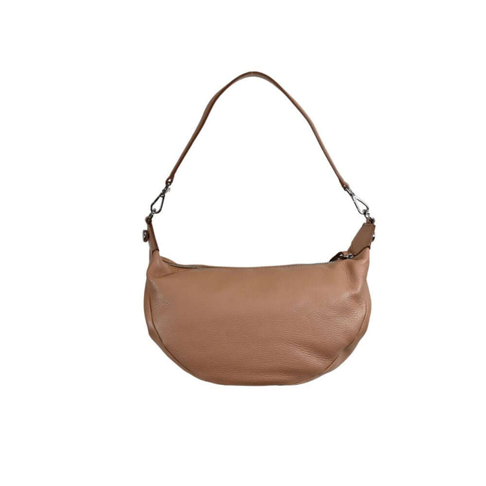 Borsa a spalla Gianni Chiarini modello Aisha in pregiata pelle martellata color cuoio, vista frontale su sfondo bianco.