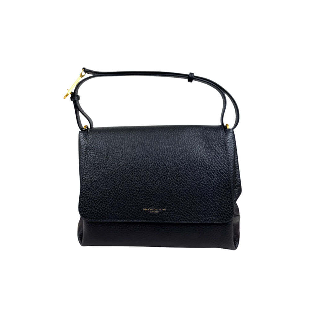 Borsa Cecile Gianni Chiarini a spalla in pelle grana maxi nera con patta frontale e manico regolabile, vista frontale su sfondo bianco.