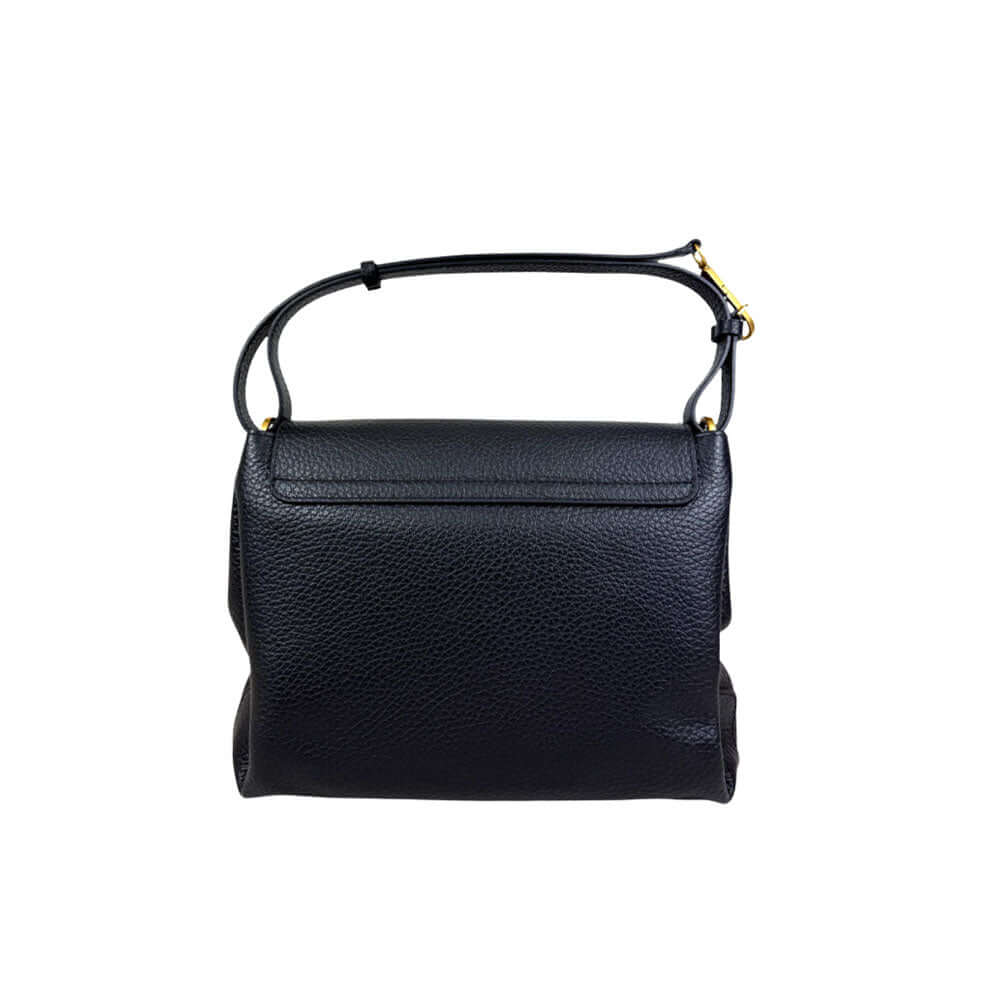 Retro della Borsa Cecile Gianni Chiarini in pelle nera a grana maxi, con manico regolabile e chiusura con patta.