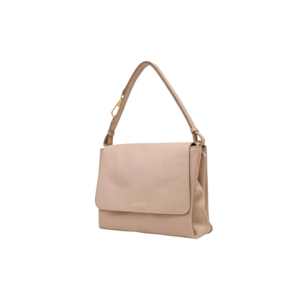 Borsa Cecile Gianni Chiarini in pelle grana maxi color cipria con manico regolabile, vista di tre quarti su sfondo bianco.
