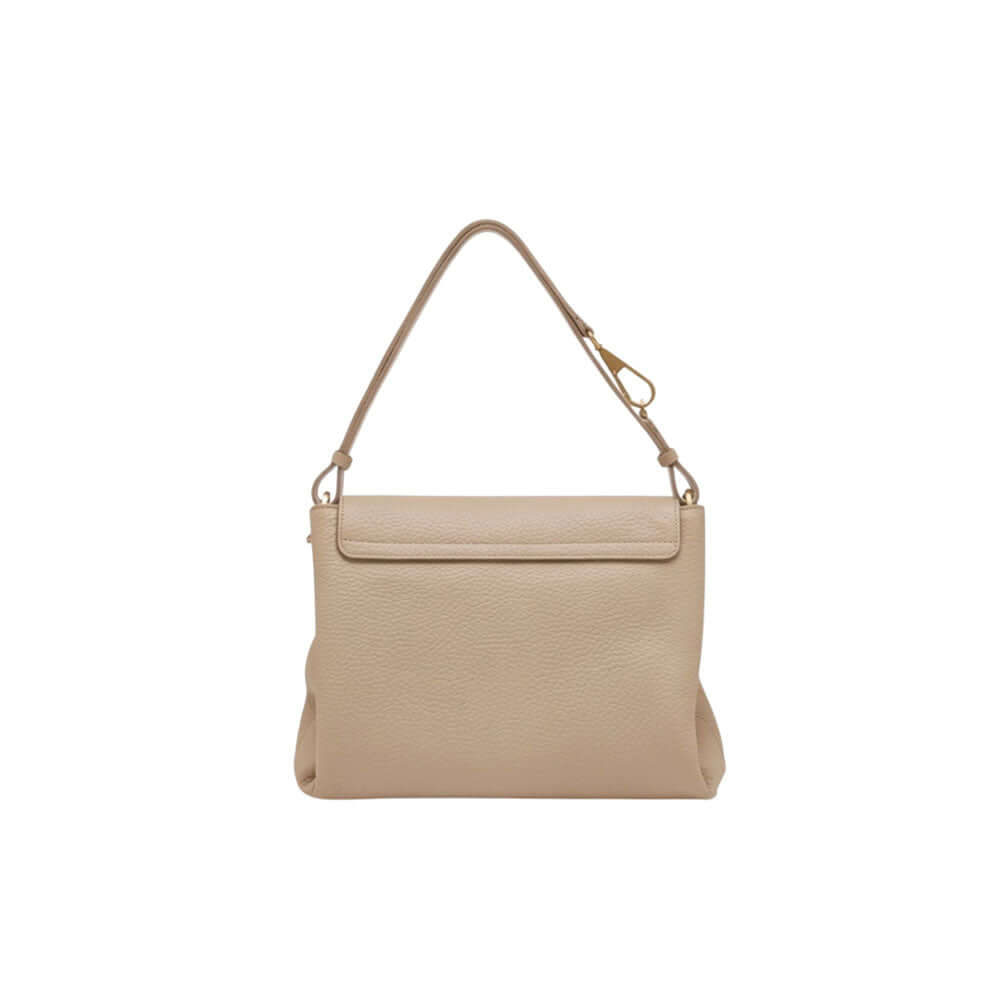 Vista posteriore della Borsa Cecile Gianni Chiarini in pelle grana maxi color beige, con manico regolabile e chiusura con patta.
