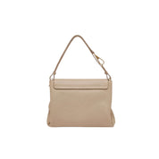 Vista posteriore della Borsa Cecile Gianni Chiarini in pelle grana maxi color beige, con manico regolabile e chiusura con patta.