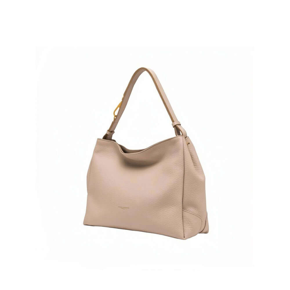 Borsa Cecile Gianni Chiarini a spalla in pelle a grana color beige, mostrata di tre quarti con il suo manico superiore regolabile.