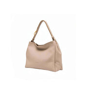 Borsa Cecile Gianni Chiarini a spalla in pelle a grana color beige, mostrata di tre quarti con il suo manico superiore regolabile.