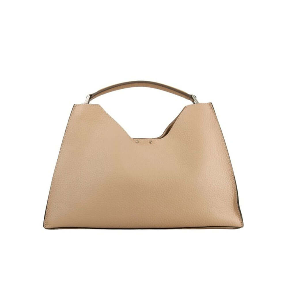 Borsa Aurora Gianni Chiarini a mano in pelle martellata color cipria, modello trapezoidale con manico singolo su sfondo bianco.