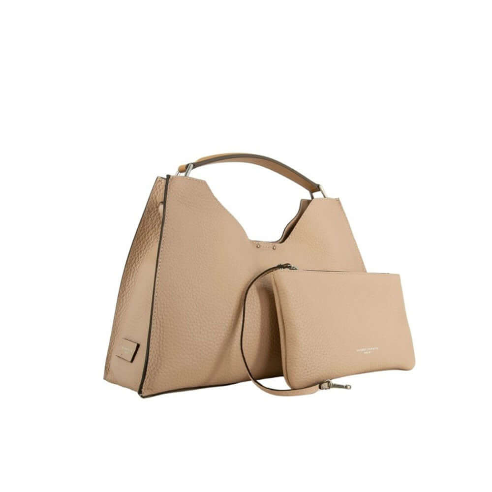 Borsa Aurora Gianni Chiarini in pelle martellata color nudo con pochette interna estraibile, vista di 3/4.