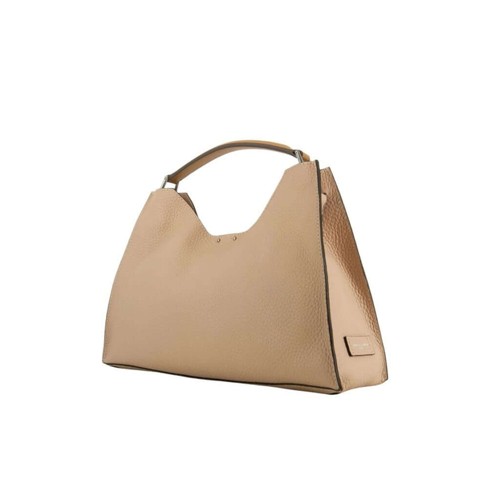 Borsa Aurora Gianni Chiarini a mano in pelle martellata color nudo, visuale di tre quarti su sfondo bianco.