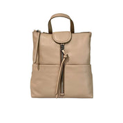 Zaino in pelle Gianni Chiarini modello Giada color nudo, con maxi tasche frontali e zip verticale, visto frontalmente.