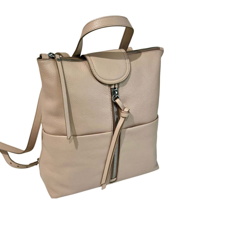 Zaino in pelle Gianni Chiarini modello Giada color cipria con tasche frontali, visto di tre quarti su sfondo bianco.