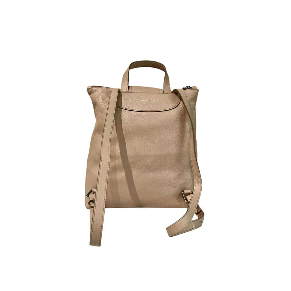 Zaino in pelle Gianni Chiarini modello Giada color nudo, vista posteriore che mostra gli spallacci regolabili e la pelle martellata.