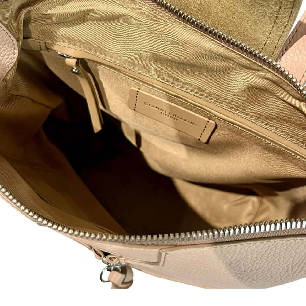 Zaino in pelle Gianni Chiarini modello Giada, dettaglio dell'interno foderato con tasca a zip e logo.