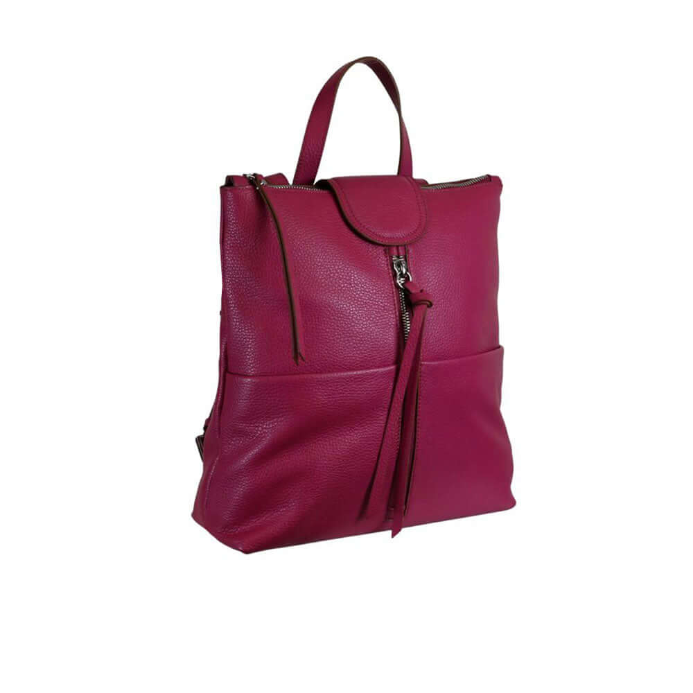Zaino in pelle Gianni Chiarini modello Giada in morbida pelle martellata color fucsia, vista di tre quarti su sfondo bianco.