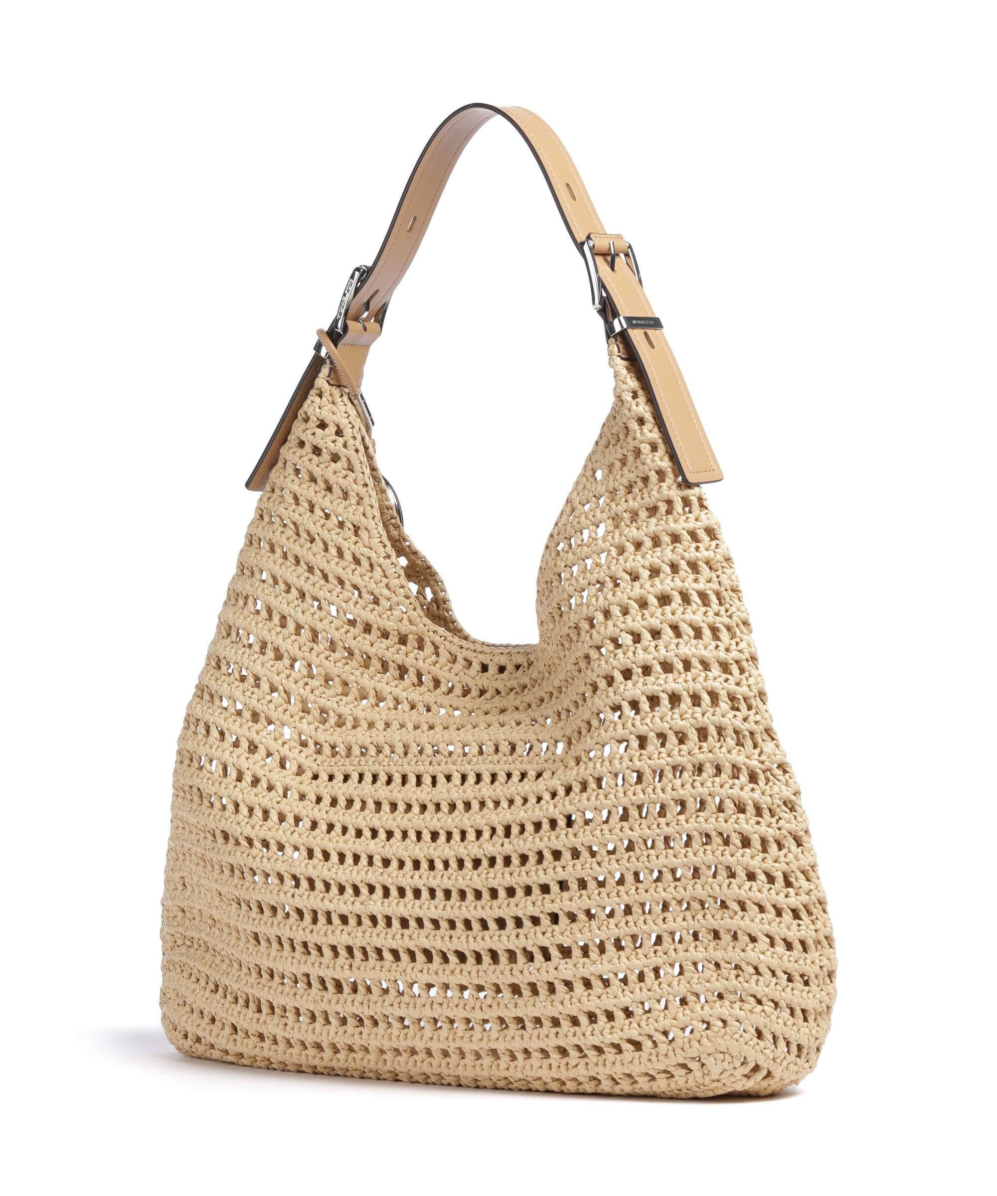 Borsa crochet Michael Kors modello Nolita Large a spalla color naturale con manico regolabile e dettagli argento, vista su sfondo bianco.