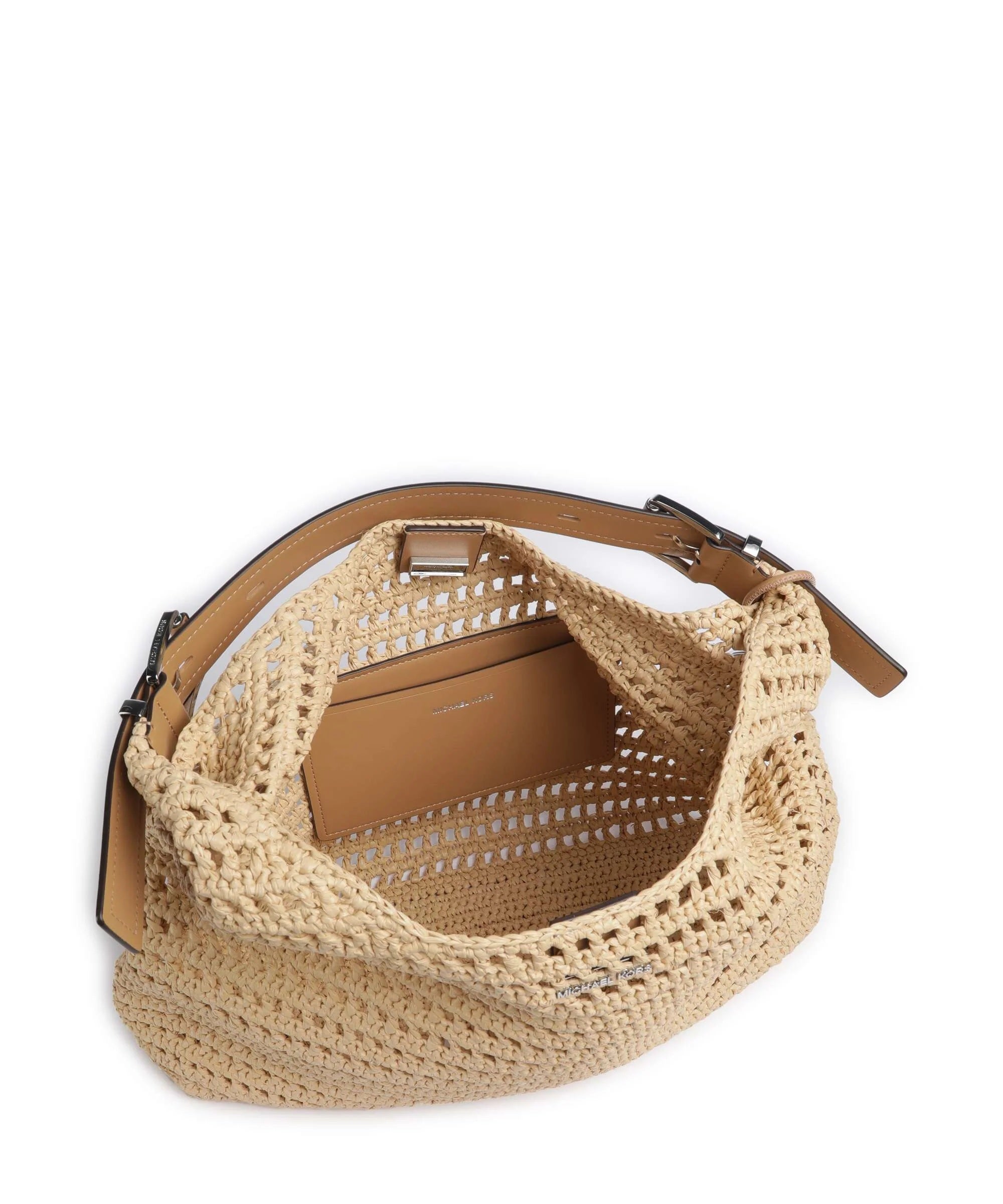 Dettaglio interno della Borsa crochet Michael Kors Nolita Large, che mostra la fodera, la tasca a bustina e il manico regolabile in pelle.