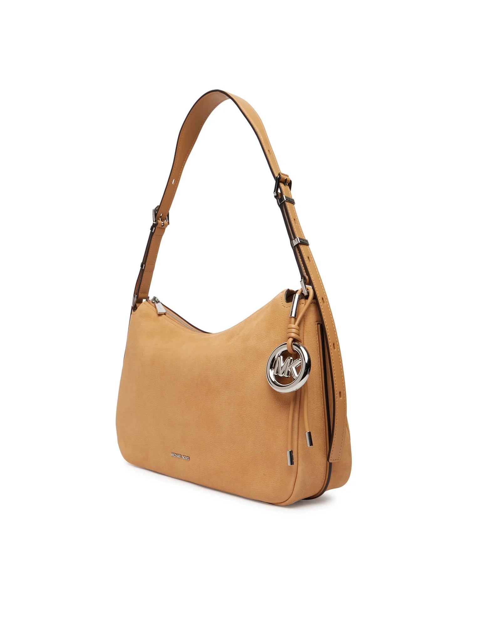 Borsa a spalla Nolita Michael Kors in nabuk color cammello con charm logo MK argento, vista di tre quarti su sfondo bianco.