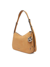 Borsa a spalla Nolita Michael Kors in nabuk color cammello con charm logo MK argento, vista di tre quarti su sfondo bianco.