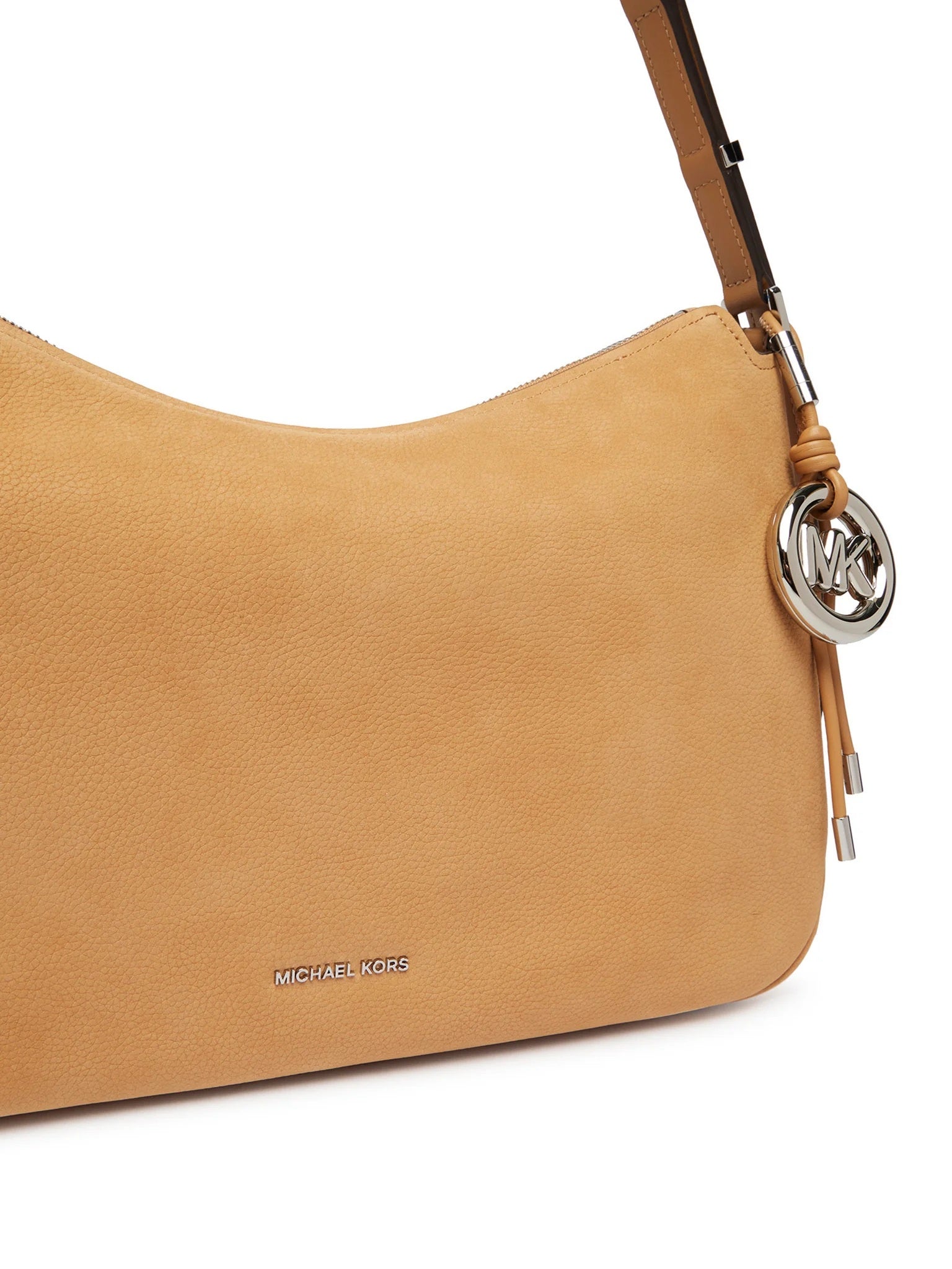 Dettaglio della Borsa a spalla Nolita Michael Kors in nabuk color cammello con charm logo MK in metallo argento.