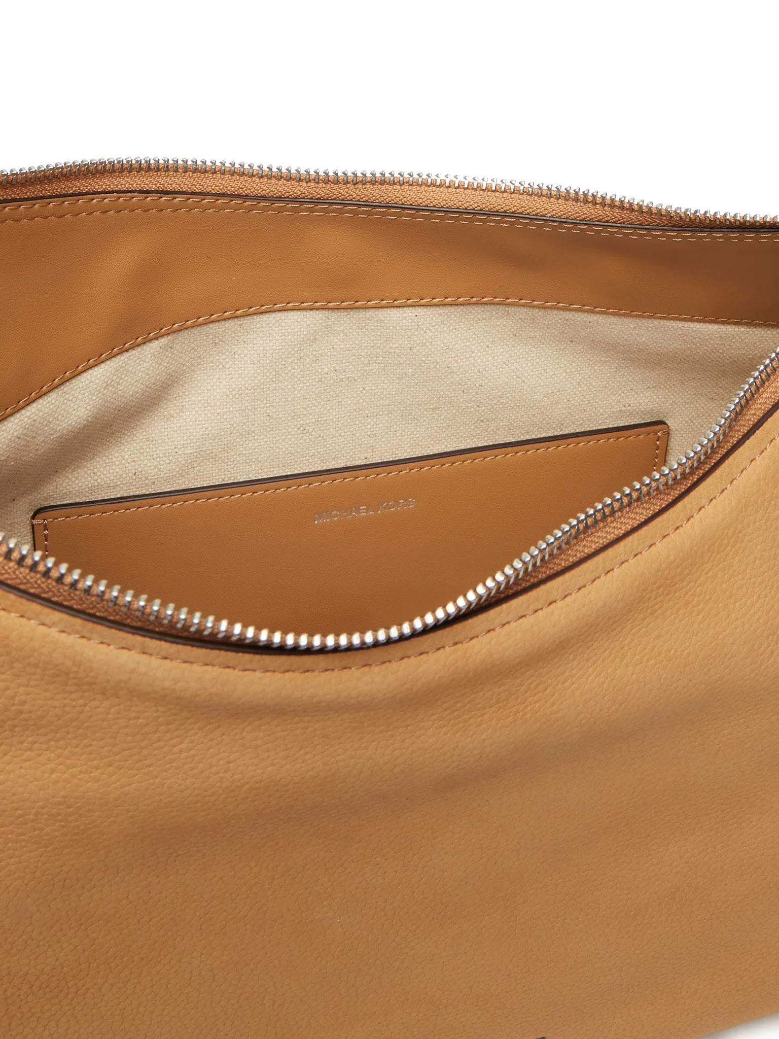 Dettaglio interno della Borsa a spalla Nolita Michael Kors in nabuk color cuoio con tasca a bustina e fodera in tela.