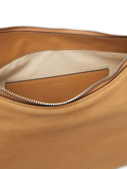 Dettaglio interno della Borsa a spalla Nolita Michael Kors in nabuk color cuoio con tasca a bustina e fodera in tela.