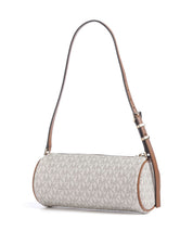 Borsa a spalla Izzy Michael Kors a cilindro in tela monogram bianca e marrone, vista di tre quarti su sfondo bianco.