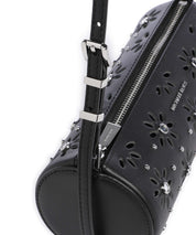 Primo piano della Borsa a spalla pelle Michael Kors Izzy Small nera, con tracolla regolabile e dettagli traforati e borchie argentate.