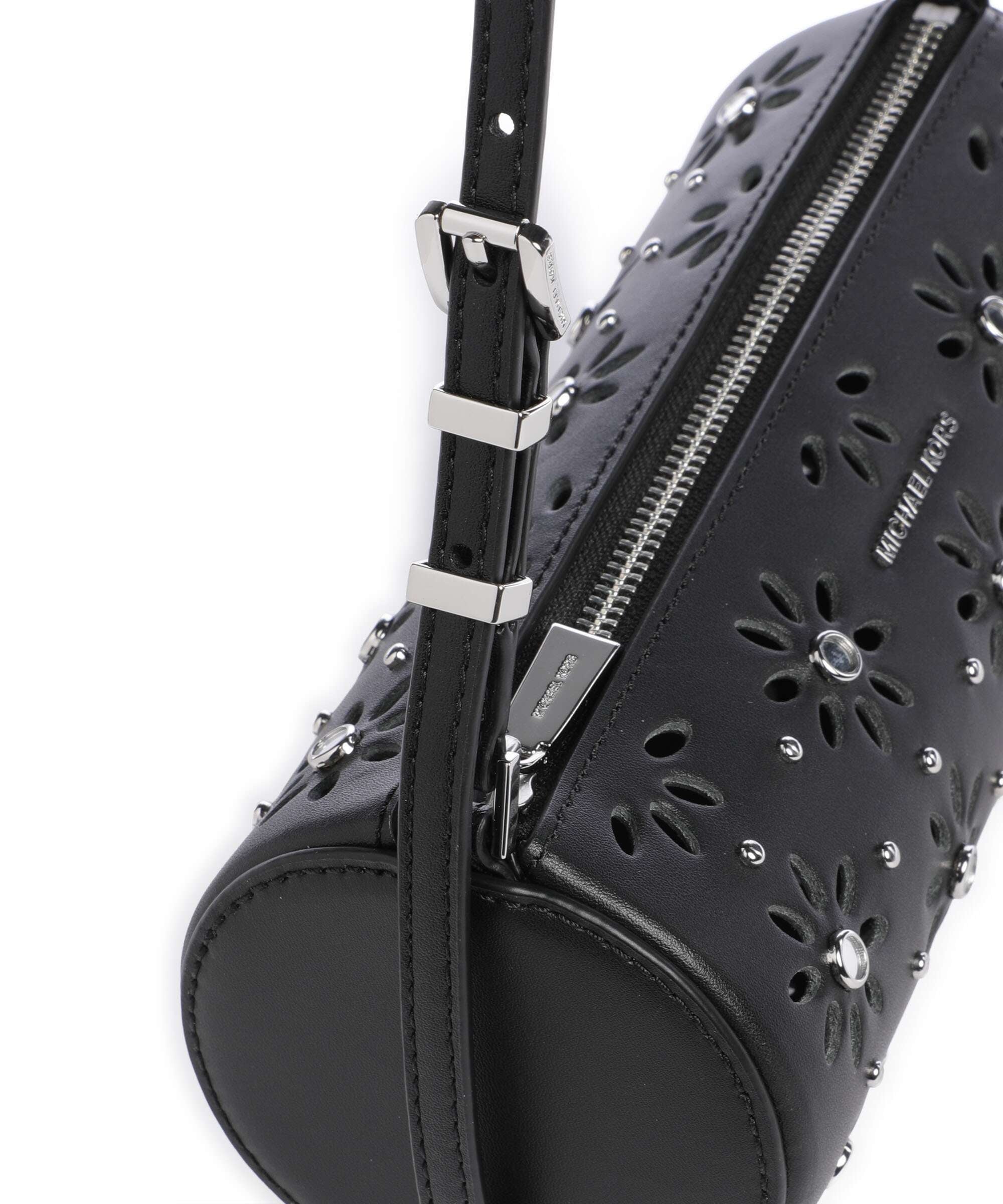 Primo piano della Borsa a spalla pelle Michael Kors Izzy Small nera, con tracolla regolabile e dettagli traforati e borchie argentate.