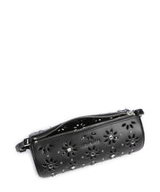 Borsa a spalla pelle Michael Kors Izzy Small nera, dettaglio dell'apertura con zip e degli intagli floreali con borchie argento.