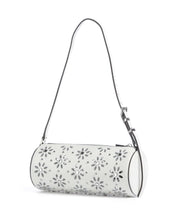 Borsa Izzy Michael Kors bianca a cilindro con motivo floreale traforato e cristalli, vista laterale su sfondo bianco.