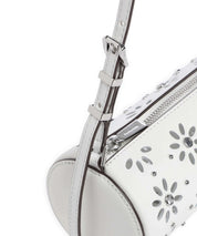 Dettaglio della Borsa Izzy Michael Kors bianca con manico regolabile, zip argento e motivo floreale traforato con cristalli.