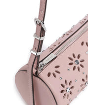Borsa a spalla in pelle Michael Kors Izzy Small rosa, dettaglio del manico regolabile e dei trafori a fiore con borchie argento.