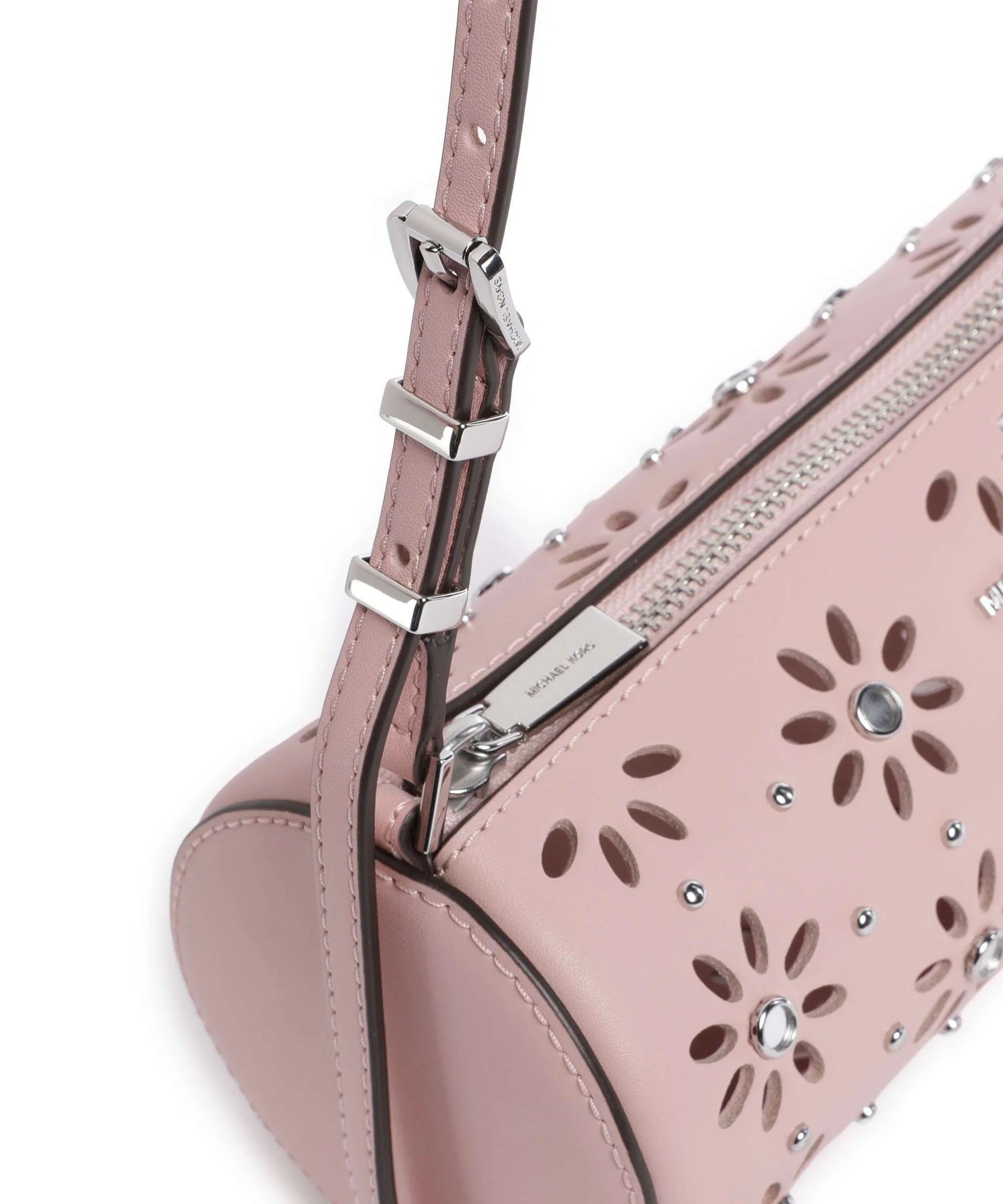 Borsa a spalla in pelle Michael Kors Izzy Small rosa, dettaglio del manico regolabile e dei trafori a fiore con borchie argento.