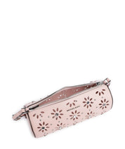 Dettaglio interno della Borsa a spalla in pelle Michael Kors Izzy Small rosa con motivo floreale traforato e cristalli.