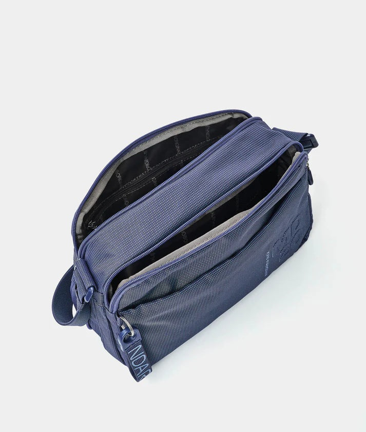 Mandarina Duck Borsa Crossover MD20 in black leather, stylish shoulder bag with adjustable strap for women.