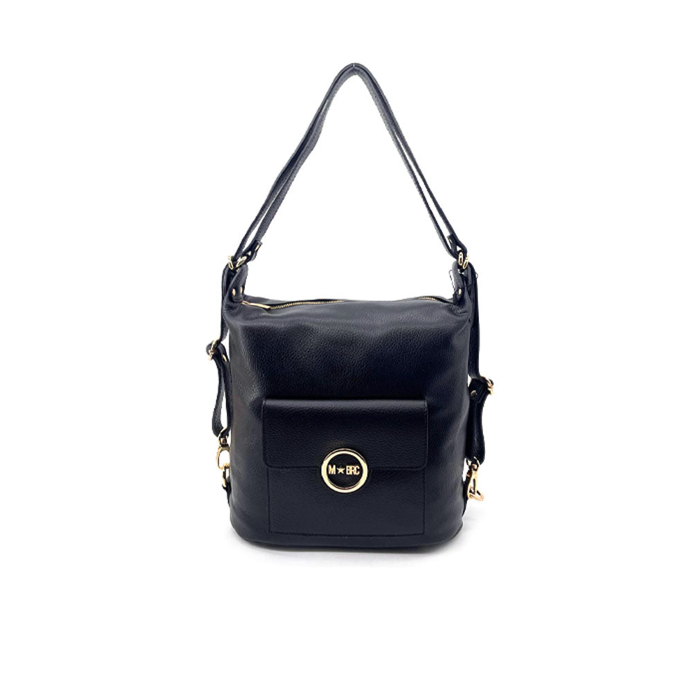 Borsa zaino convertibile M*Brc in pelle nera con tasca frontale, logo dorato e chiusura zip.