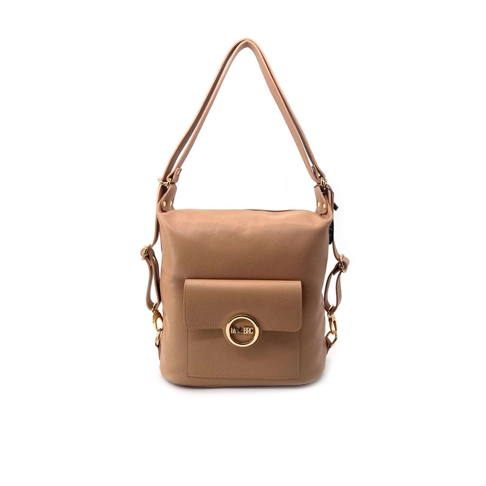 Borsa Zaino trasformabile M*Brc color cuoio con tasca frontale e chiusura rotonda dorata vista frontalmente su sfondo bianco.