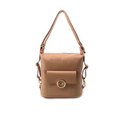 Borsa Zaino trasformabile M*Brc color cuoio con tasca frontale e chiusura rotonda dorata vista frontalmente su sfondo bianco.