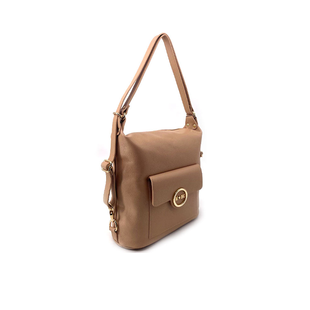 Borsa Zaino M*Brc trasformabile in colore cuoio, con tasca frontale e chiusura rotonda dorata.