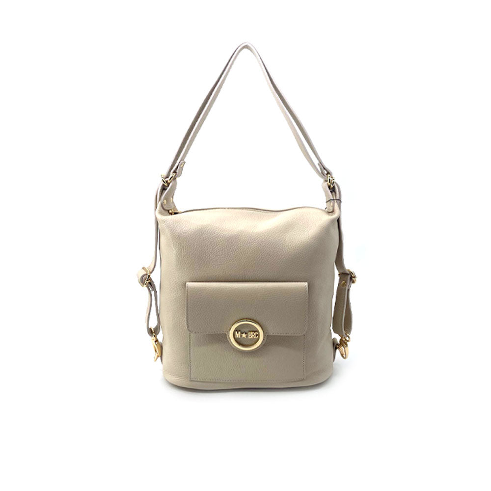 Borsa convertibile zaino M*Brc modello Round color beige, con tasca frontale e chiusura con logo dorato.