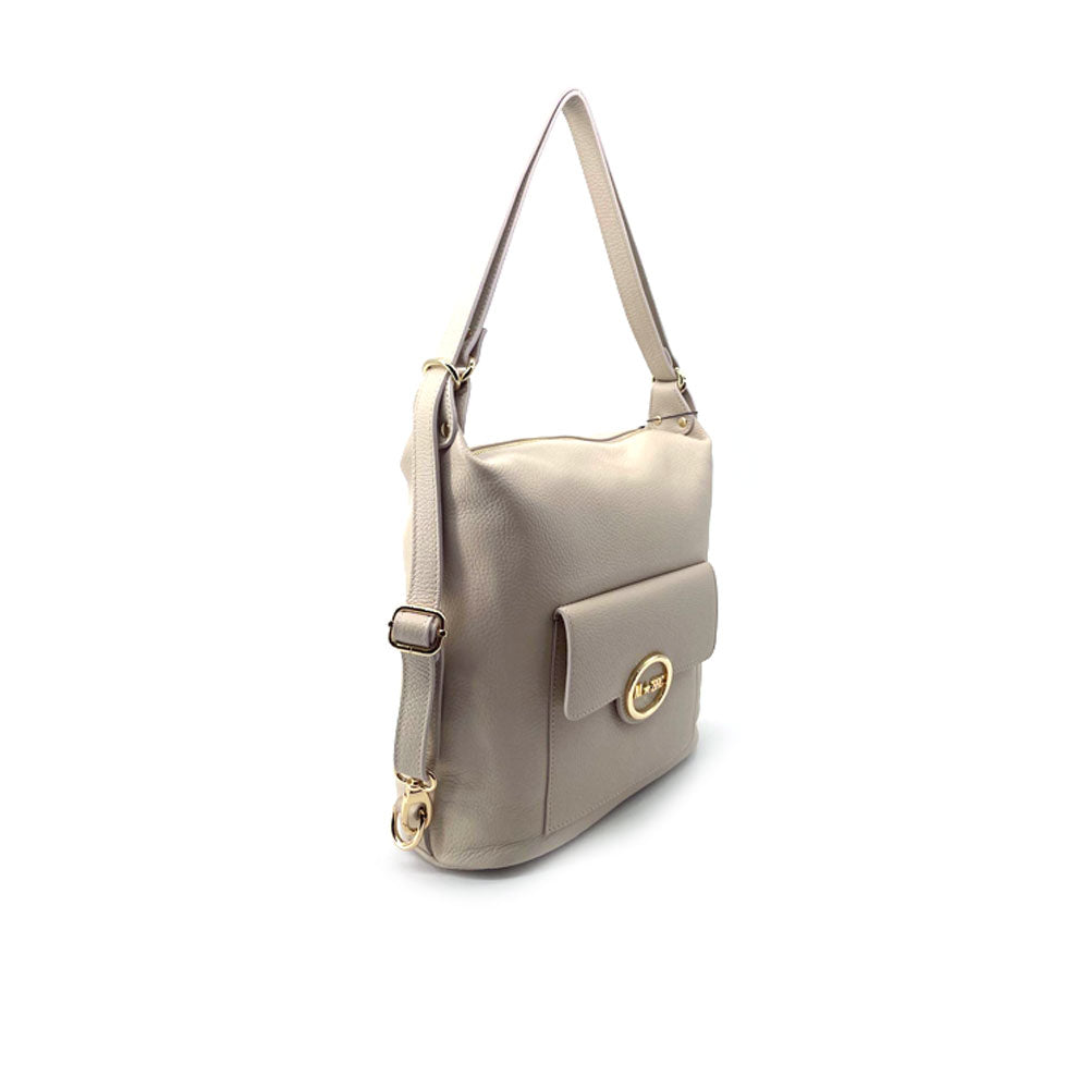 Borsa convertibile zaino M*Brc Round color beige vista di tre quarti, con tasca frontale e dettagli in metallo dorato su fondo bianco.