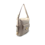 Borsa convertibile zaino M*Brc Round color beige vista di tre quarti, con tasca frontale e dettagli in metallo dorato su fondo bianco.