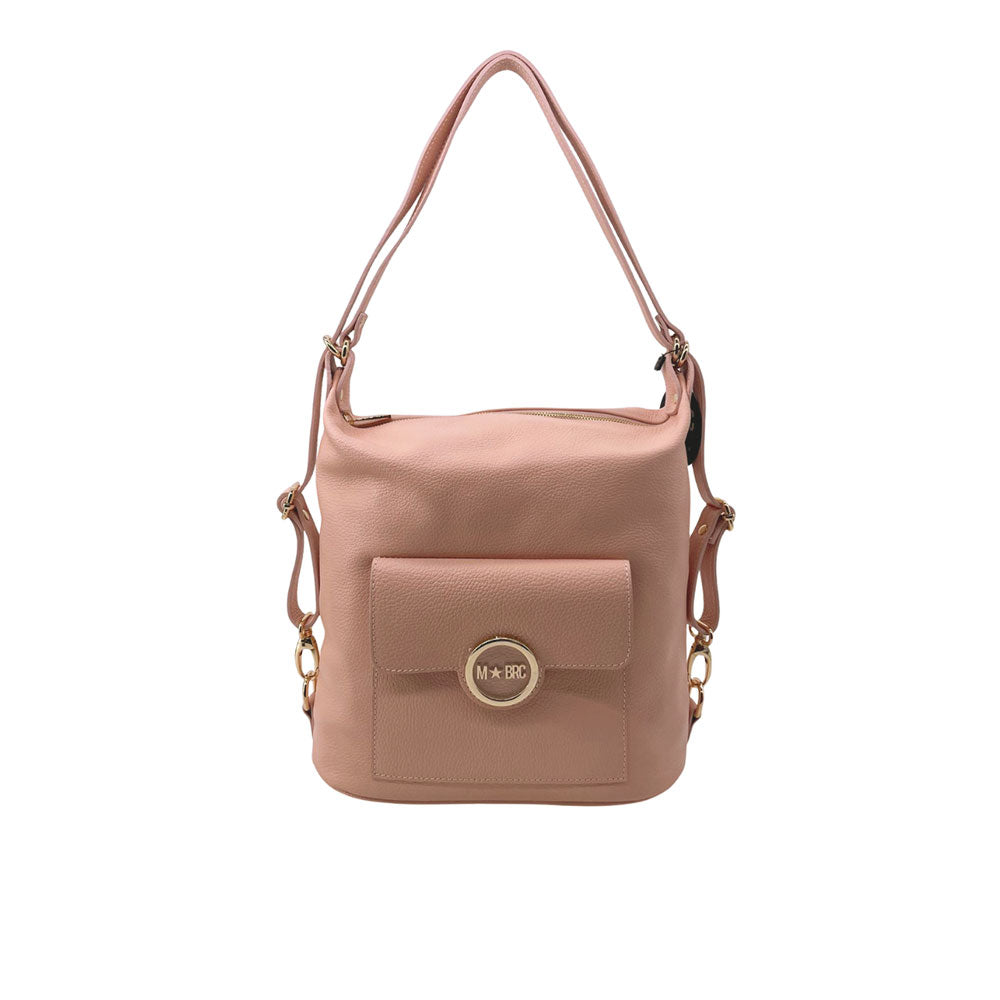 Borsa trasformabile in zaino M*BRC modello Round di colore rosa, con tasca frontale e chiusura con logo dorato, isolata su fondo bianco.