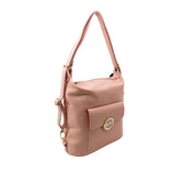 Borsa trasformabile in zaino M*Brc di colore rosa con tasca frontale e dettagli dorati, fotografata di tre quarti su sfondo bianco.